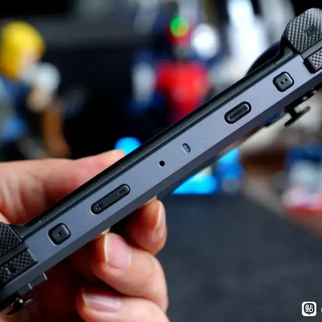 Yoo Y1 handheld featuring Hall Effect triggers, TMR joysticks, and dual analogue sticks