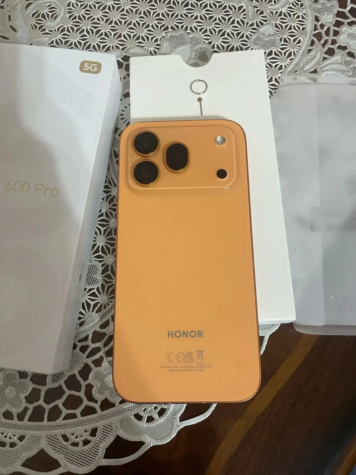Honor 600 Pro detachable secondary screen accessory