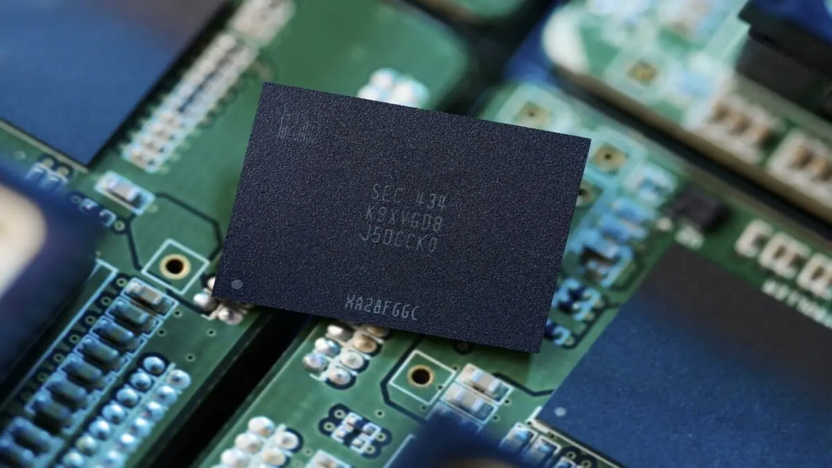 Huawei OceanDisk QLC SSD using Die-on-Board packaging technology