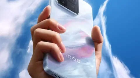 iQOO 15T Roundup: Dimensity 9500, 8000mAh Battery and 2K Display Specs