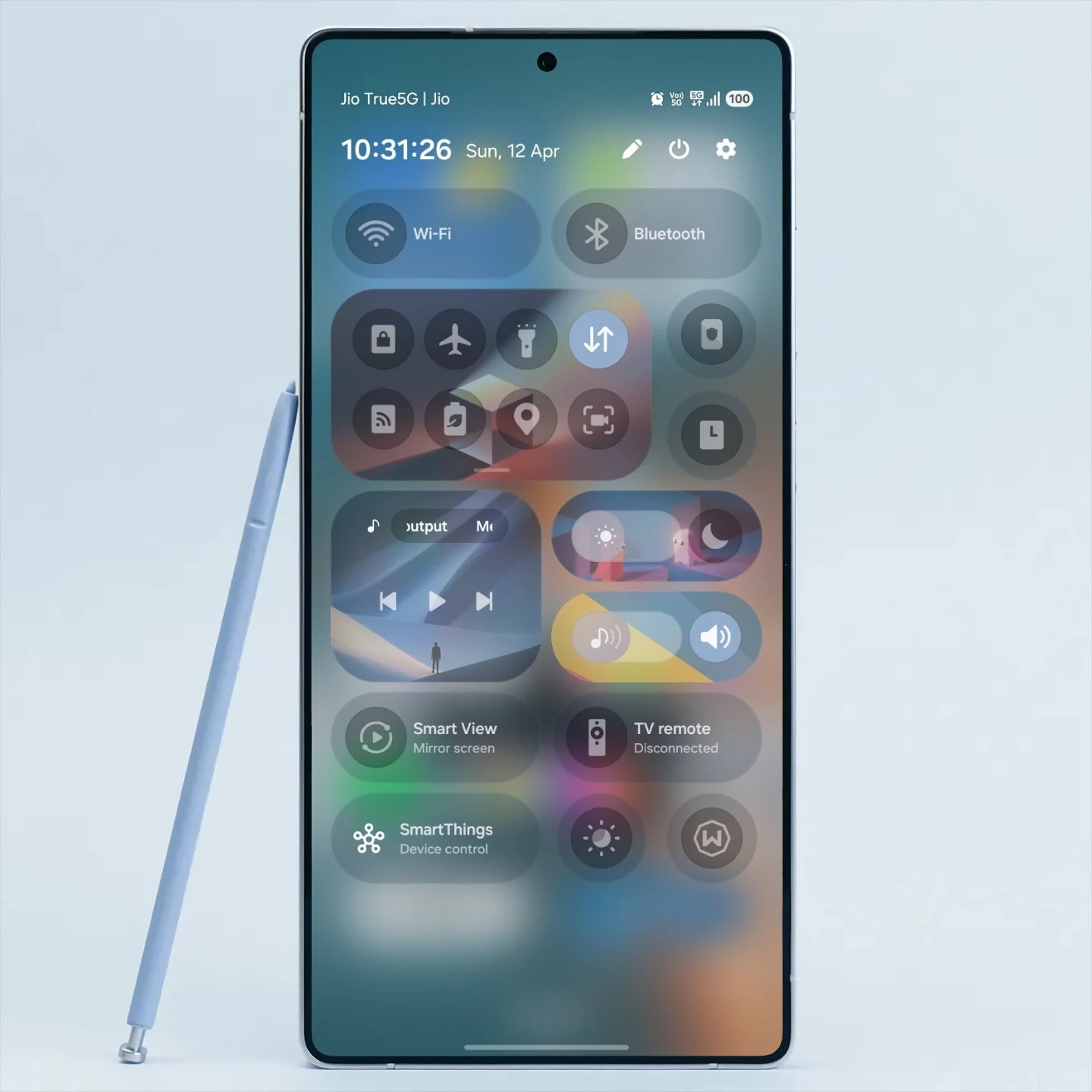 Samsung One UI 8.5 lock screen with people and pets around clock