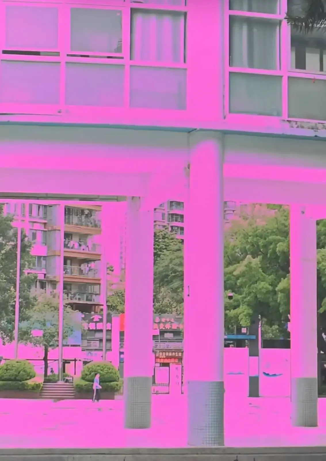 Oppo Find X9 Ultra smartphone showing pink tint on screen