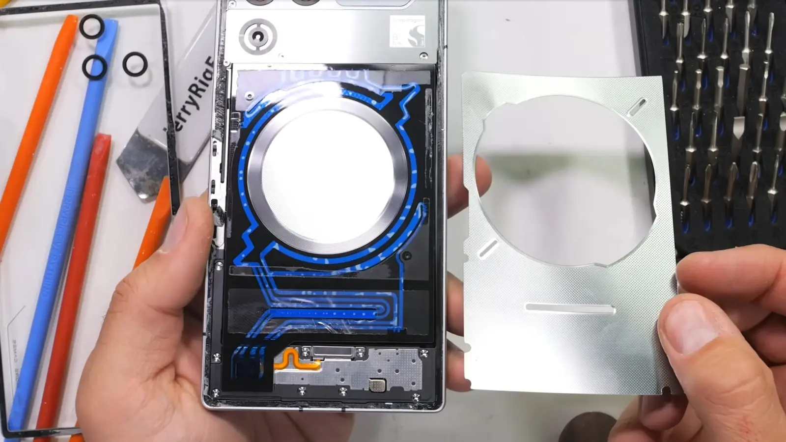 Samsung Galaxy smartphone with active liquid cooling system components