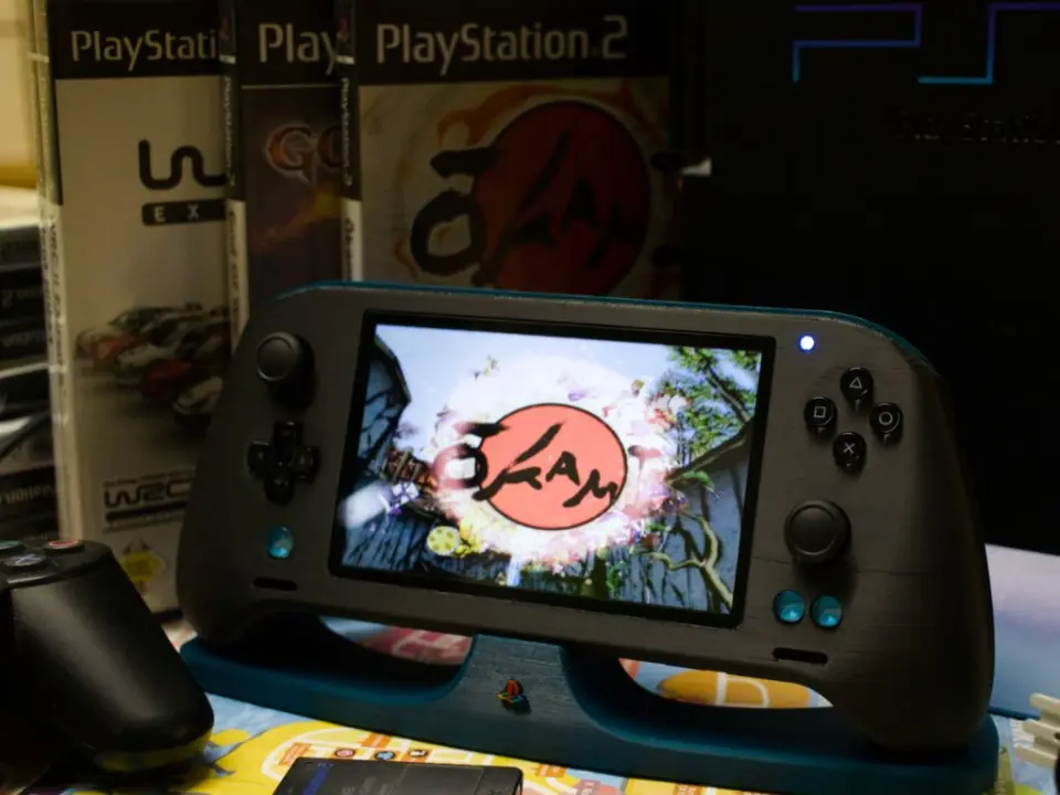 Tschicki Creates Custom Reverse-Engineered Portable PlayStation 2 Handheld