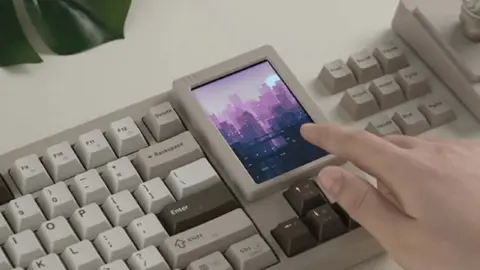 Womier DUO87 Modular Keyboard with Touchscreen Launches for $99