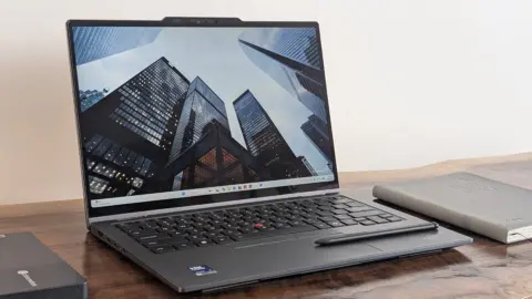 Lenovo ThinkPad X1 2-in-1 Gen 11: Only Top Config Has Fast Graphics