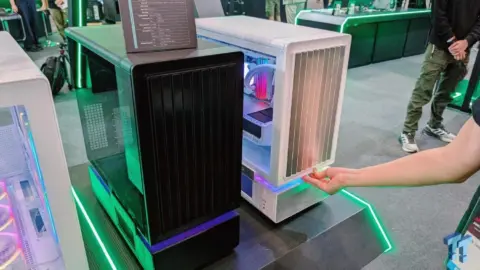 Montech F738 PRO PC case front panel with adjustable window blinds