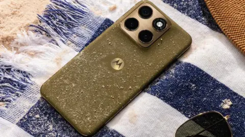 Motorola Edge 2026 Launches in USA with Triple 50 MP Cameras and Dimensity 7450