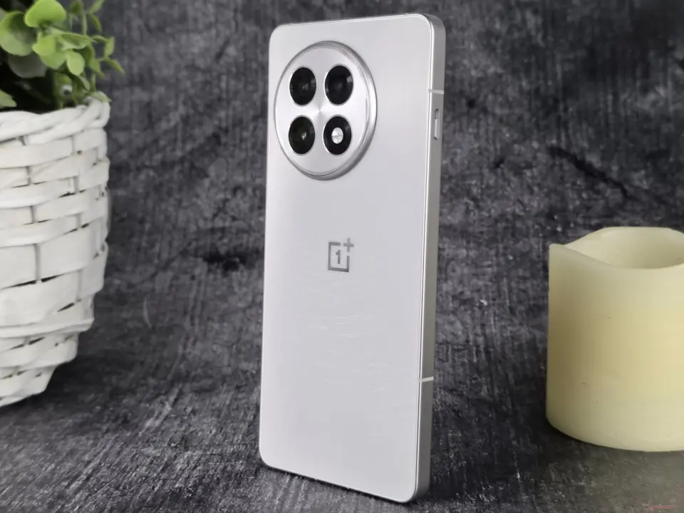 OnePlus OnePlus 12, OnePlus 13R