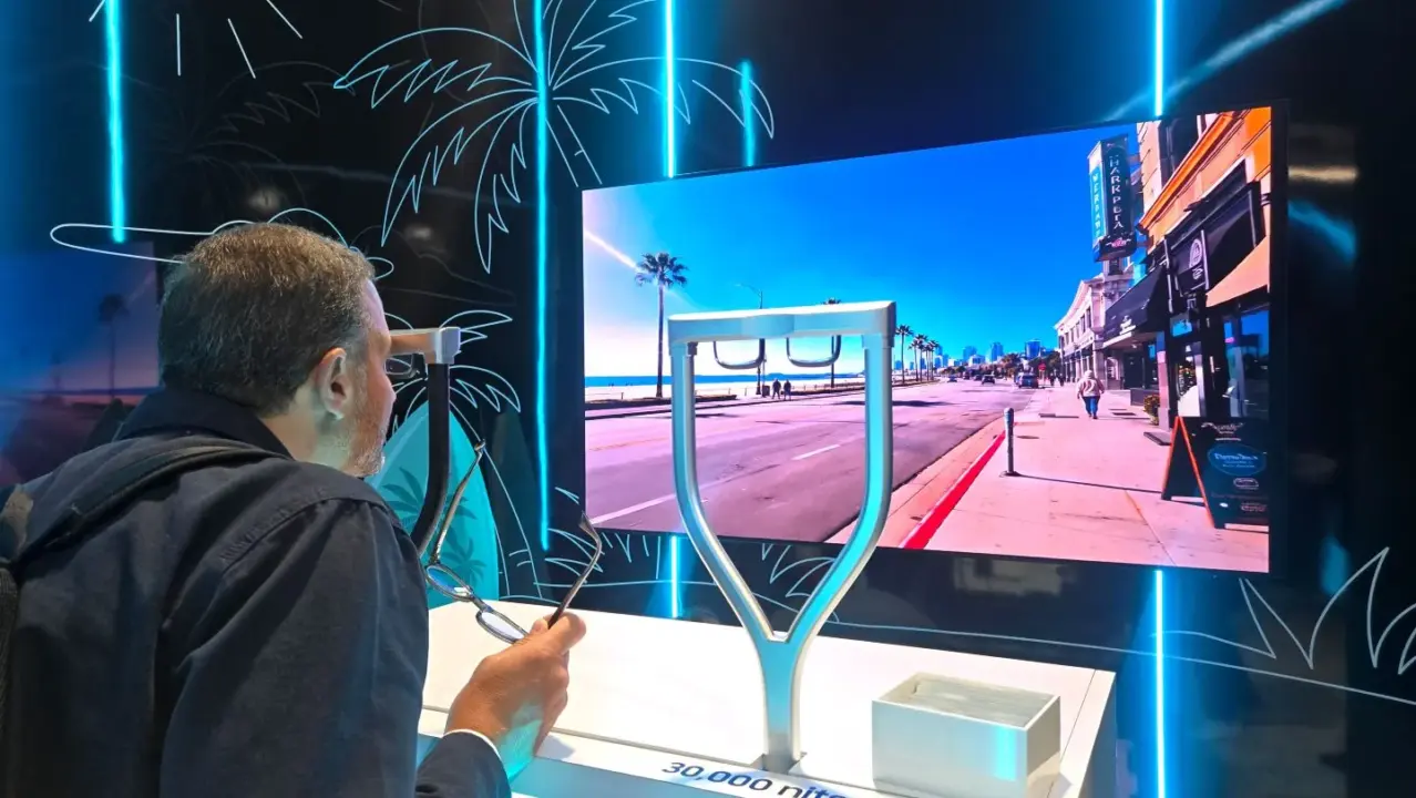 Samsung Shows 40,000-Nit RGB OLEDoS Microdisplay for XR at AWE 2026