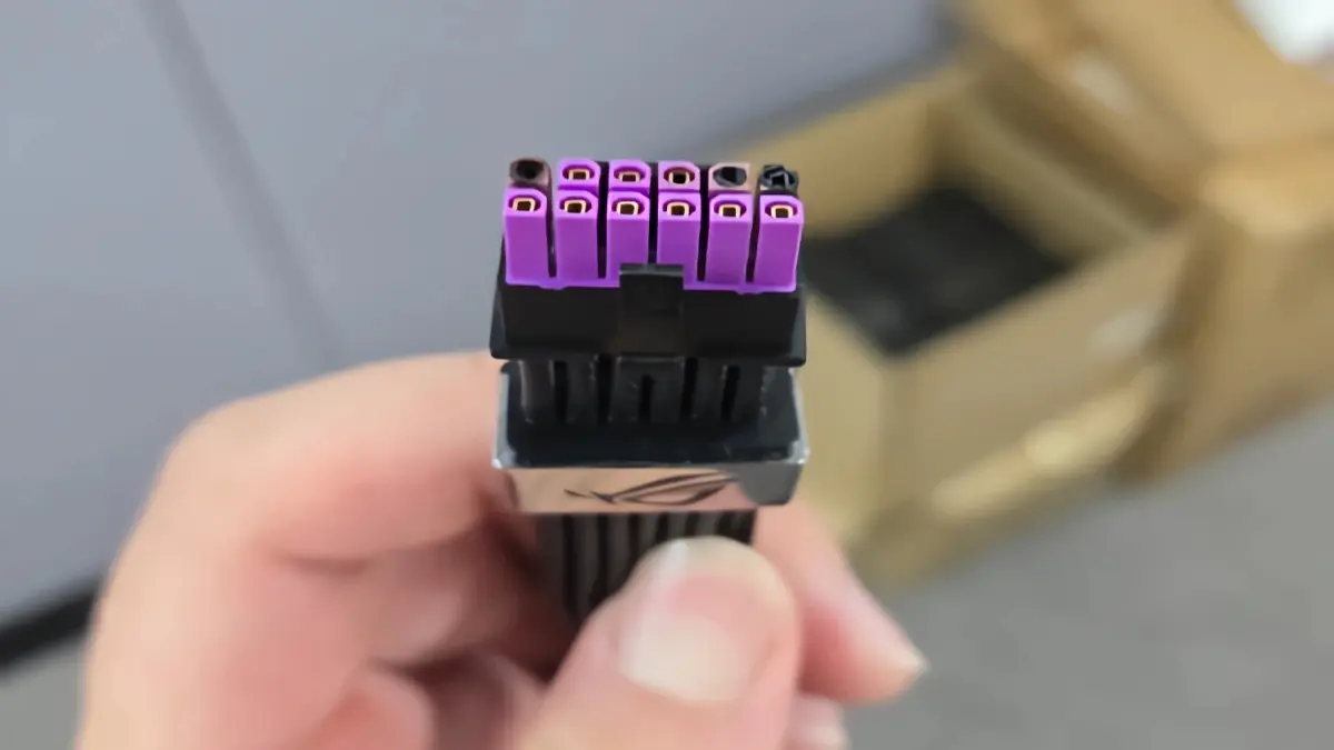 User reports burn damage on ASUS ROG Equalizer cable