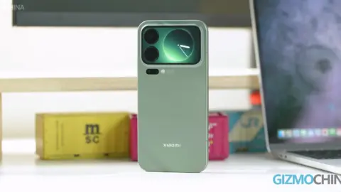 Conceptual rendering of a smartphone with privacy display technology