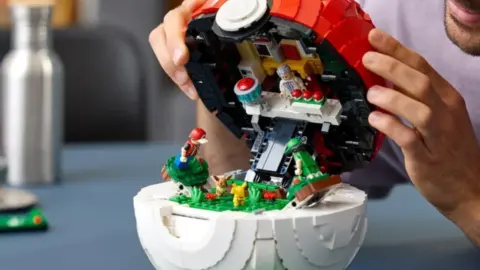 LEGO LEGO Pokémon 72154 Iconic Trainer Moments: Poké Ball
