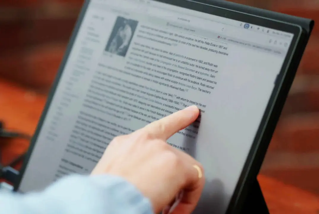 Modos Flow E-Ink Monitor Launches at $699 for Sunlight-Readable Portable Display