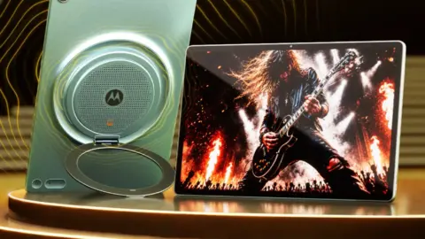 Motorola Moto Pad 70 Groove: 9 JBL Speakers for Immersive Audio