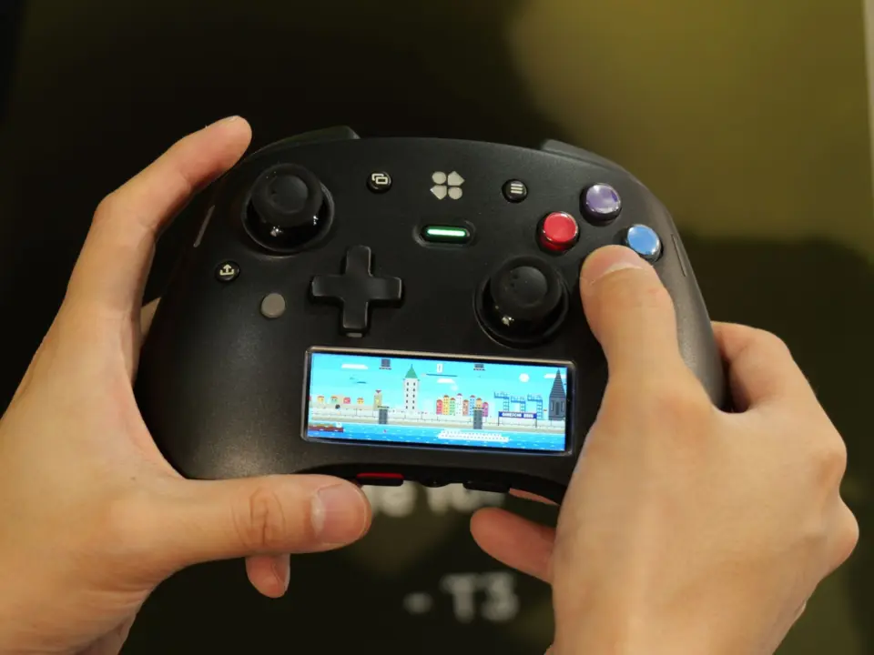 Genki Manta Controller Brings Display and OS to Gaming
