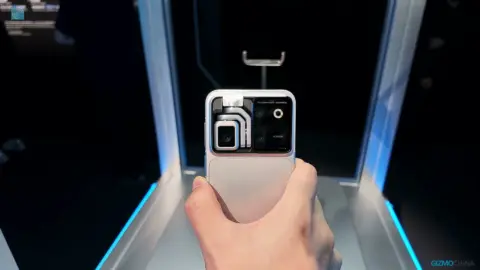 Honor Magic 8 Pro and V6 Lead 2026 Lineup with 6,000-Nit Display