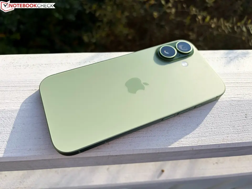 iPhone 17 Camera Score Ties Galaxy S26 Ultra on DxOMark List