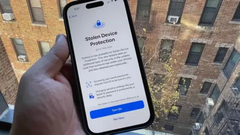 Apple Tests AutoLock to Automatically Secure iPhones During Snatching