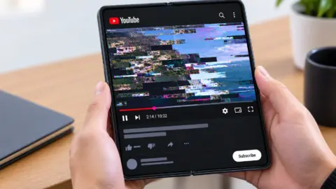 Samsung Galaxy Z Fold 8 and S26 Ultra hit by YouTube video freeze bug