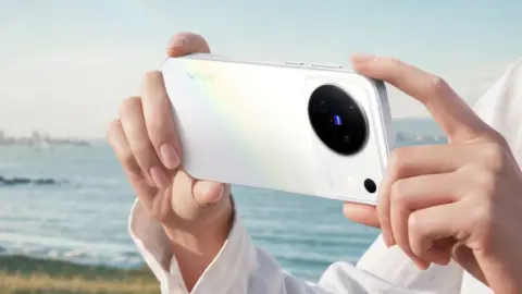 Vivo X500 Launches With 7,500mAh Battery, Dimensity 9600M