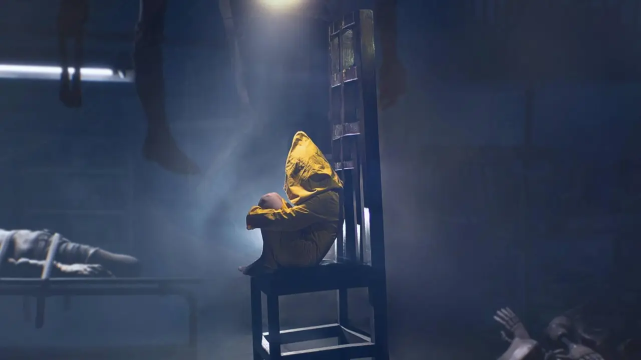 Cosplayer Lidiya Lepechkina as Six from Little Nightmares in a dark, eerie setting