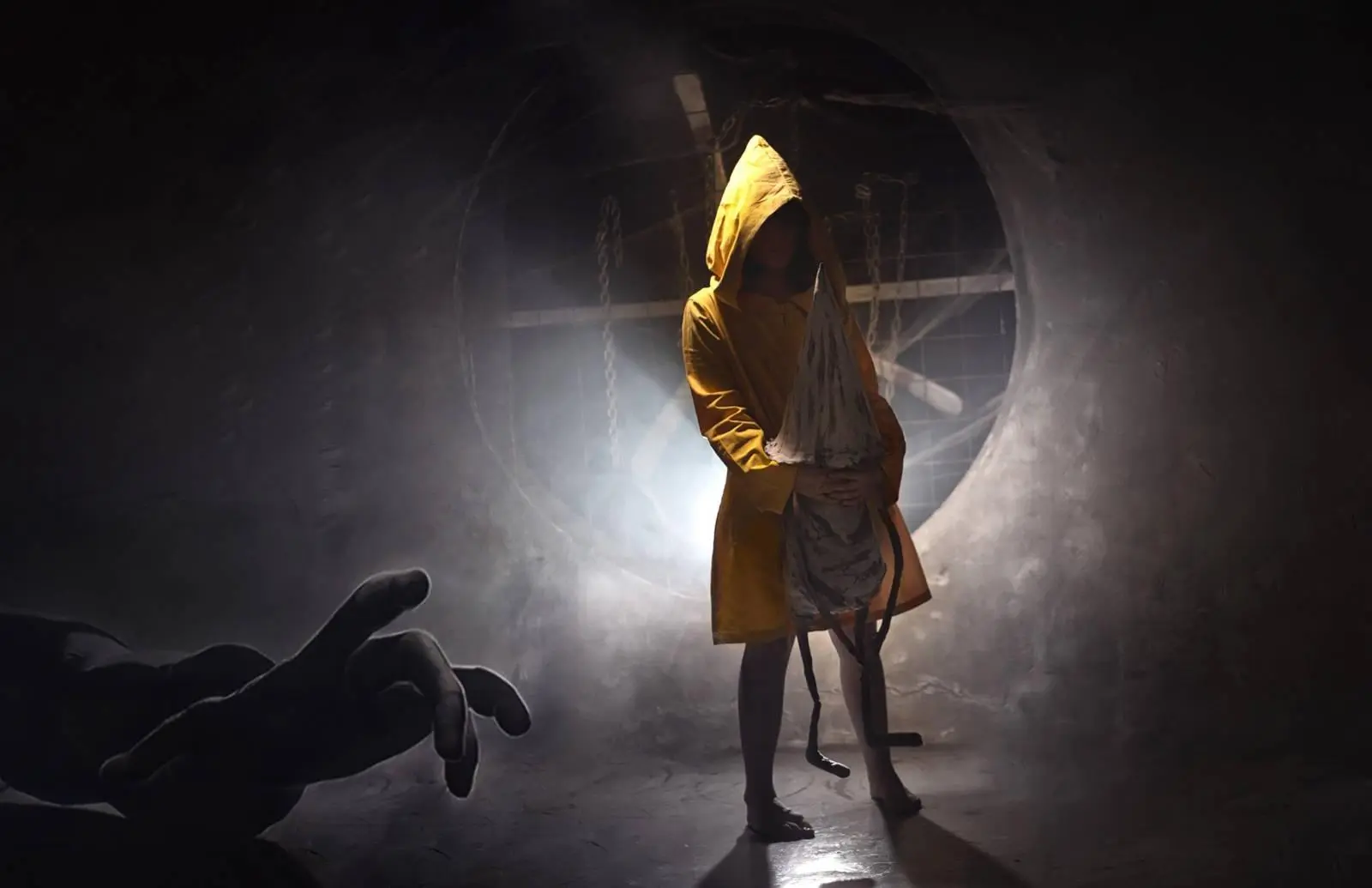 Cosplayer Lidiya Lepechkina as Six from Little Nightmares in a dark, eerie setting