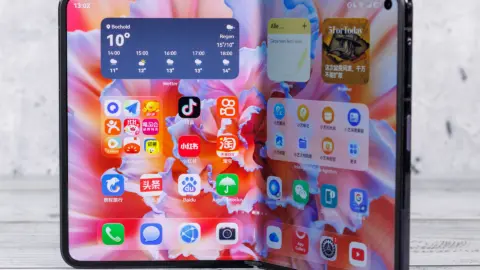 Huawei Pura X Max lacks 5G connectivity and Google Pay support in European import