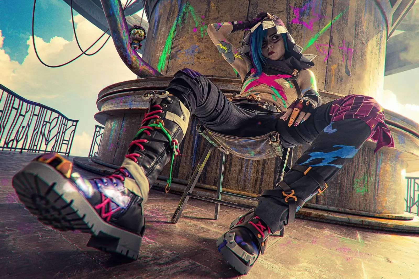Evgeniya Pashkova as Jinx from Arcane with blue hair and neon-blue tattoos