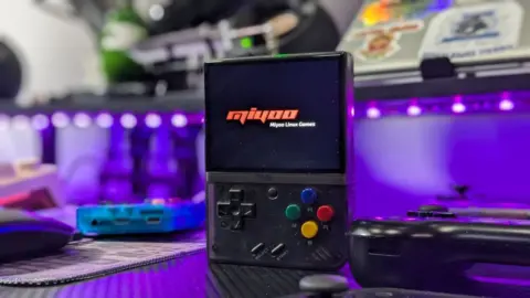 Miyoo Mini Plus V2 Now Available With RK3562 Chip for Playable N64 and Dreamcast Emulation