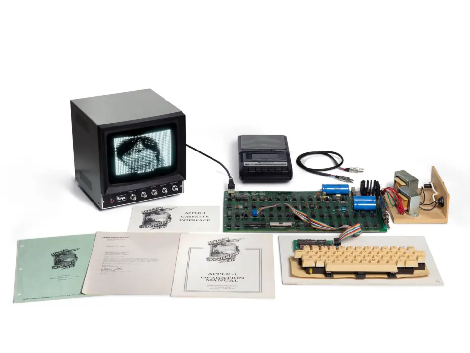 Working Apple-1 Computer Fetches Over $800,000 in Historic Auction